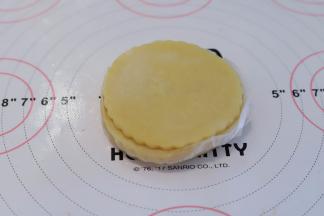 取出酥皮，如果太软可以放冰箱再冷藏