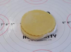 取出酥皮，如果太软可以放冰箱再冷藏