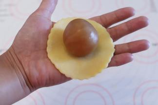 将包好的月饼馅放在一张酥皮上