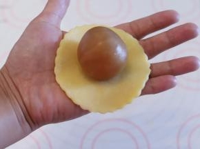 将包好的月饼馅放在一张酥皮上