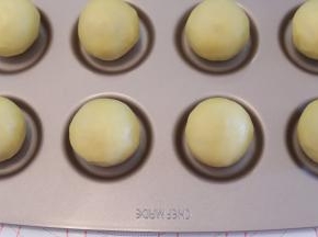 依个放入烤盘内