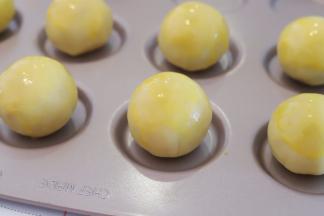 表面刷上蛋黄液