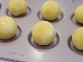 表面刷上蛋黄液