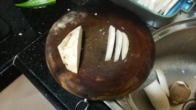 芋头洗净，切片