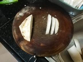 芋头洗净，切片