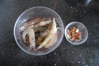 准备好食材，虾要用鲜活的，这样做出来口感好