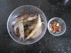 准备好食材，虾要用鲜活的，这样做出来口感好