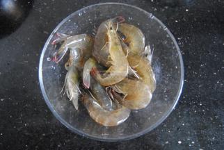 虾用料酒腌制10分钟，这个时候可以开始进行盐的预热了。