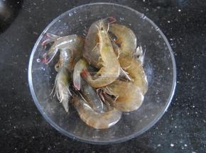 虾用料酒腌制10分钟，这个时候可以开始进行盐的预热了。