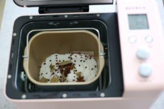 将粗盐和香料放入面包机桶内，一定要很粗的那种盐，不然太容易入味虾会变咸。在面包机的主菜单设定20翻炒键，启动设置。