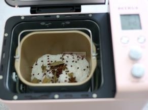将粗盐和香料放入面包机桶内，一定要很粗的那种盐，不然太容易入味虾会变咸。在面包机的主菜单设定20翻炒键，启动设置。