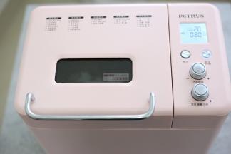 盖上面包机的机盖，翻炒时间是20分钟（我用的PE8890款面包机，其他品牌请参考）