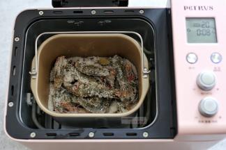 虾先用厨房用纸吸干水分，务必要干透，不然会咸，20分钟后，按下面包机的暂停键，把虾放入面包机桶内，启动面包机，继续翻炒模式。如果担心盐太多飞溅出来，可以盖上一层锡纸在面包机桶上，也能起到保温的作用。