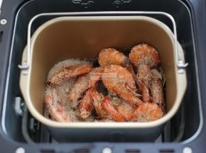 整个翻炒模式完成后，虾就做好了，当作零食吃的可以直接取出扫干净盐即可食用，要是喜欢更香的用来下粥的可以再焖几分钟哦。