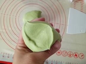 白色面团和绿色面团分别揉透，如图所示，揉透的面团切开后切面看不到气孔，很均匀