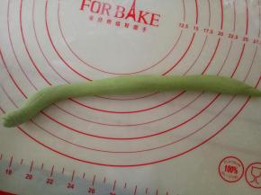 取头部面团，像图中这样搓长