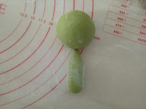 取身体的面团也是反复步骤3和4后搓成上尖下粗的水滴状