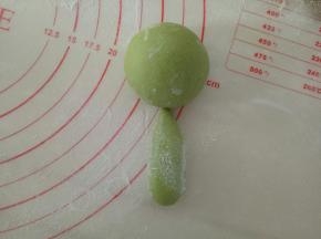 取身体的面团也是反复步骤3和4后搓成上尖下粗的水滴状