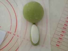 白色面团搓椭圆擀成薄片贴身体上作为恐龙的肚皮