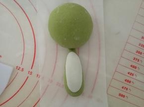 白色面团搓椭圆擀成薄片贴身体上作为恐龙的肚皮