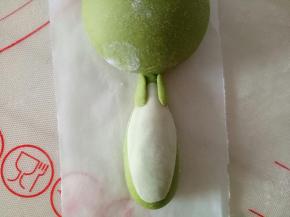 搓两个小小的圆柱稍稍按扁粘到身体上部，作恐龙的手臂