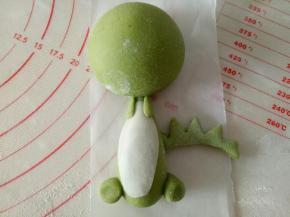 用剪刀剪出锯齿状，一片做尾巴，一片粘到头部