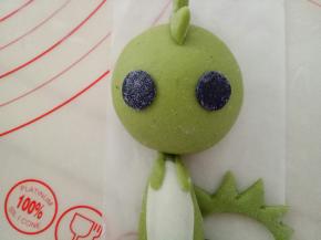 取一点点白色面团揉入竹炭粉，擀成薄片，用差不多大小的裱花嘴切出圆形来作为恐龙的眼睛