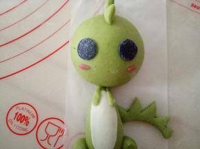 红曲粉揉一点点白色面团，作为红色面团，取一点点做小恐龙的腮红