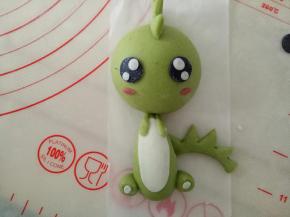 白色面团做出眼睛的眼白部分，记得把脚掌的白色也粘上