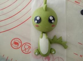 白色面团做出眼睛的眼白部分，记得把脚掌的白色也粘上