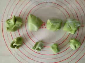 这个侧面恐龙的做法跟正面恐龙的做法基本一样，量也一样，分出40克的头部和10克的身体面团，图中我做的依旧是两倍量