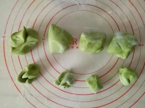 这个侧面恐龙的做法跟正面恐龙的做法基本一样，量也一样，分出40克的头部和10克的身体面团，图中我做的依旧是两倍量