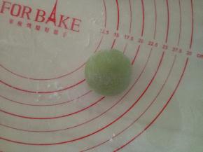 滚圆后作恐龙的头部，这一步也可以包入你喜欢的馅料