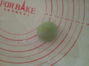 滚圆后作恐龙的头部，这一步也可以包入你喜欢的馅料