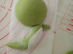 捏一小点的绿色面团做小恐龙的手臂