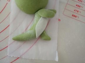 把小恐龙的脚部也捏一个粘上