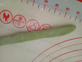 再取适量面团搓长条，稍微压扁，不要太薄哦