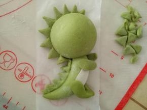 用剪刀剪出锯齿状来，把身体背部也粘上，同样剪出锯齿状