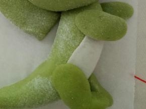 取一个比刚才稍大一点的面团捏出上侧的腿来，下面微弯一下，更形象一点