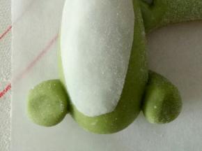 如图中这样粘到恐龙的身体底部，恐龙的腿就做好了