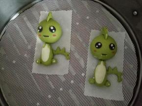 另一个也照样做好，夏天室温发酵20分钟左右，冬天烤箱或者发酵箱发酵，状态差不多轻按慢慢回弹就可以了，开水上锅蒸10分钟左右后关火闷5分钟左右