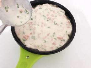 平底锅热油倒入面糊