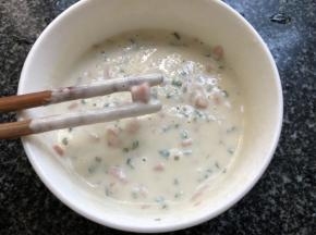 搅拌均匀成糊状