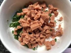 香肠剁碎放入面粉