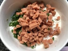 香肠剁碎放入面粉