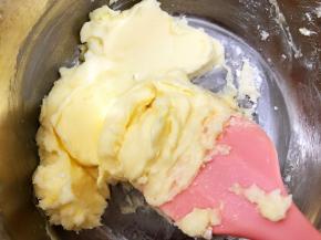 用刮刀把黄油和糖粉拌匀