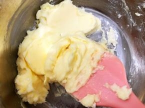 用刮刀把黄油和糖粉拌匀