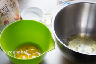 分开蛋清、蛋黄至2个无油无水干净的容器中，蛋清要用打蛋器打发，一般都是用不锈钢的容器。