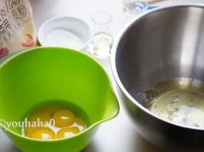 分开蛋清、蛋黄至2个无油无水干净的容器中，蛋清要用打蛋器打发，一般都是用不锈钢的容器。
