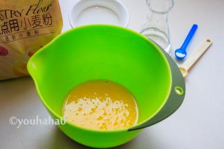 蛋黄用放入植物油，用手动打蛋器搅拌至乳化状态。